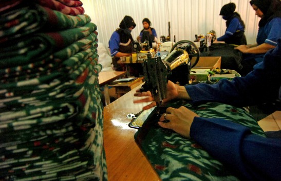 Sejumlah pekerja menjahit sarung di salahsatu industri sarung